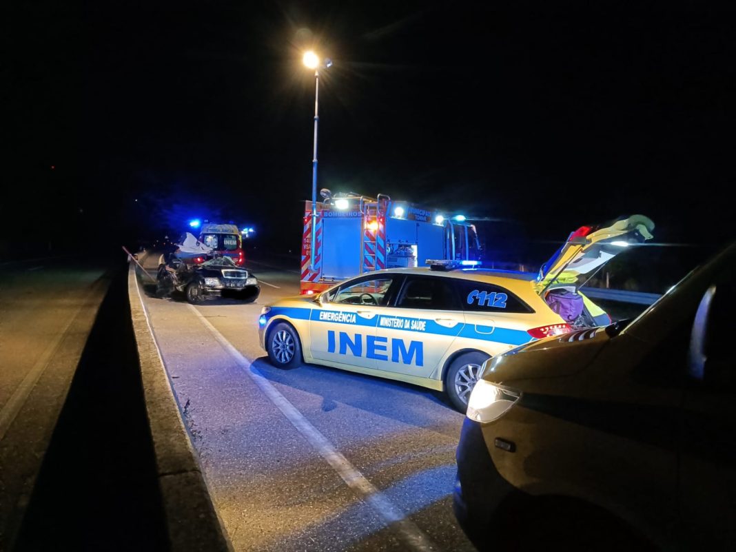 Um morto e três feridos é o balanço de um acidente no IC9 entre Tomar e Carregueiros