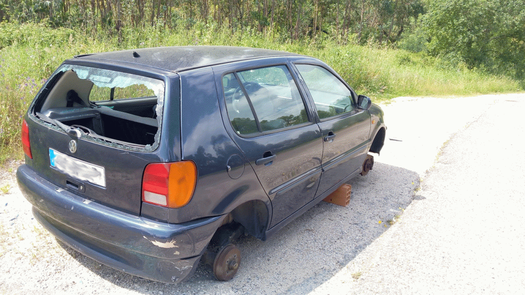 Carro «abandonado» na estrada da Atalaia alvo de vandalismo