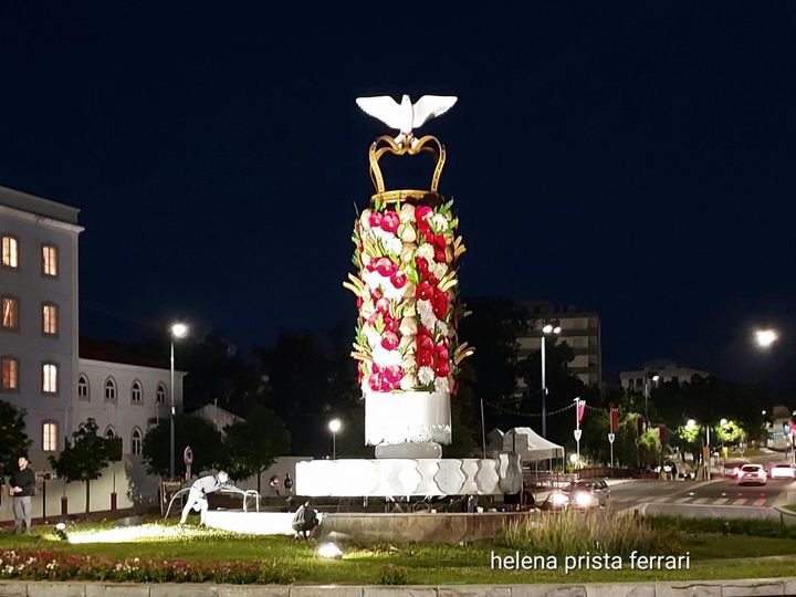 Tomarenses aplaudem colocação de tabuleiro gigante na rotunda Alves Redol