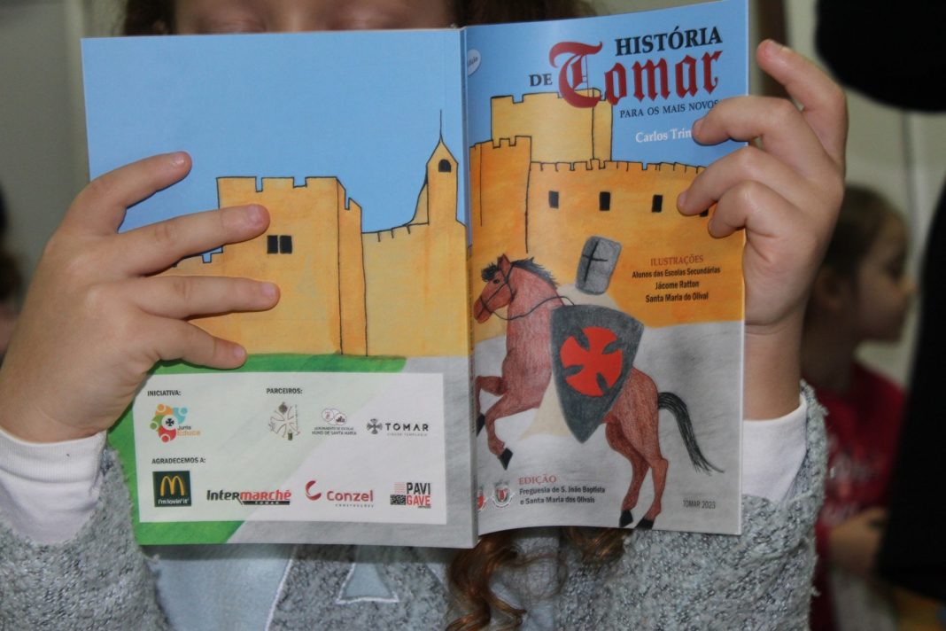 Junta Urbana, em parceria com o Município, ofereceu livro da História de Tomar aos alunos