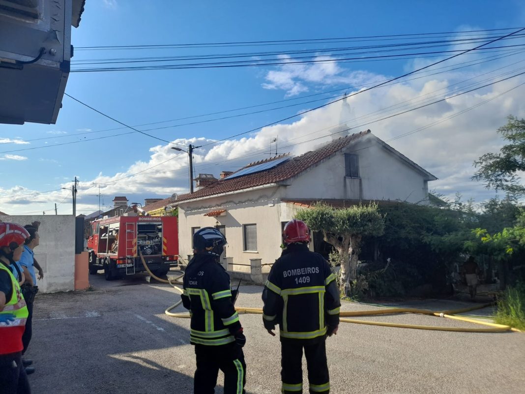 Incêndio em habitação na Linhceira deixa família desalojada