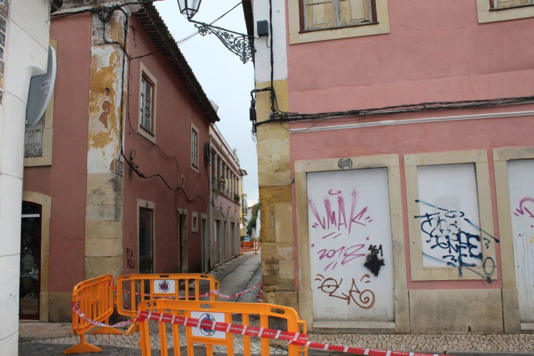 Tomar: Perigo de ruína de edifício encerra ao trânsito as ruas Infantaria 15 e Pedro Dias