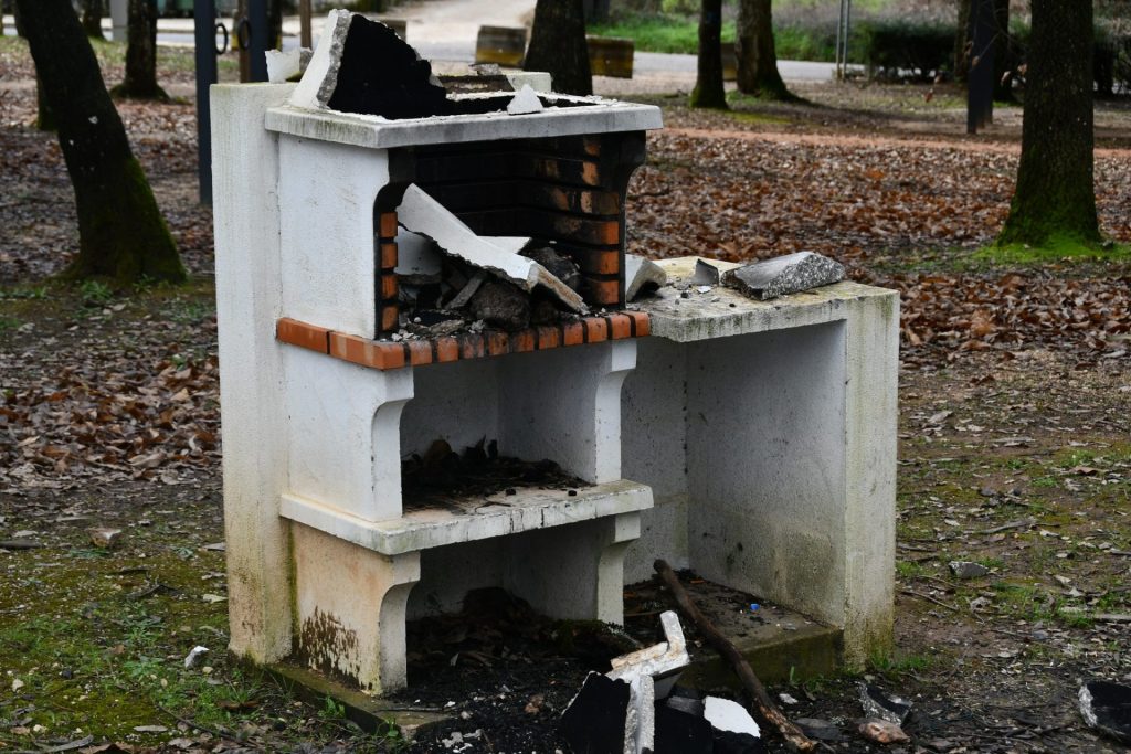 Atos de vandalismo em espaços públicos