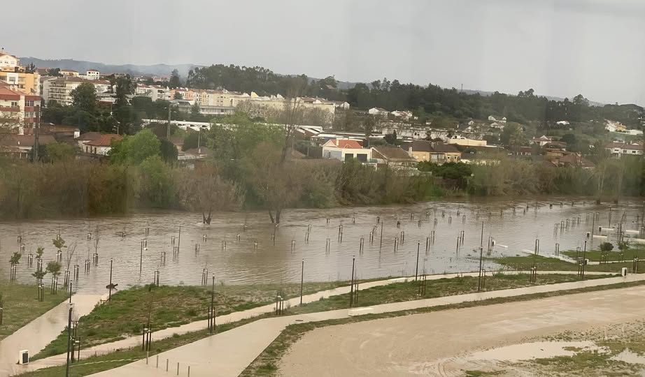 Rios: Subida dos caudais deixam submersas zonas ribeirinhas em vários concelhos da região