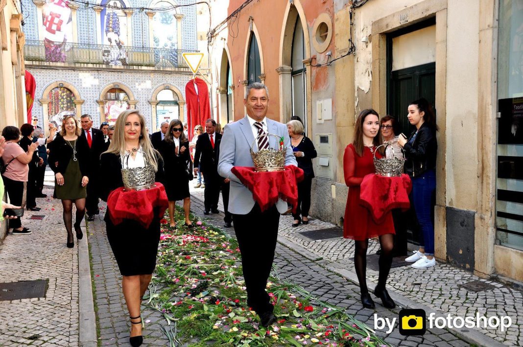 Festa dos Tabuleiros: Amanhã domingo, dia 9, há Saída de Coroas em Tomar