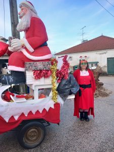 Mas não foi só a Linhaceira que viu passar tão colorido cortejo, os Pais Natal deslocaram-se também à localidade de Asseiceira e Santa Cita