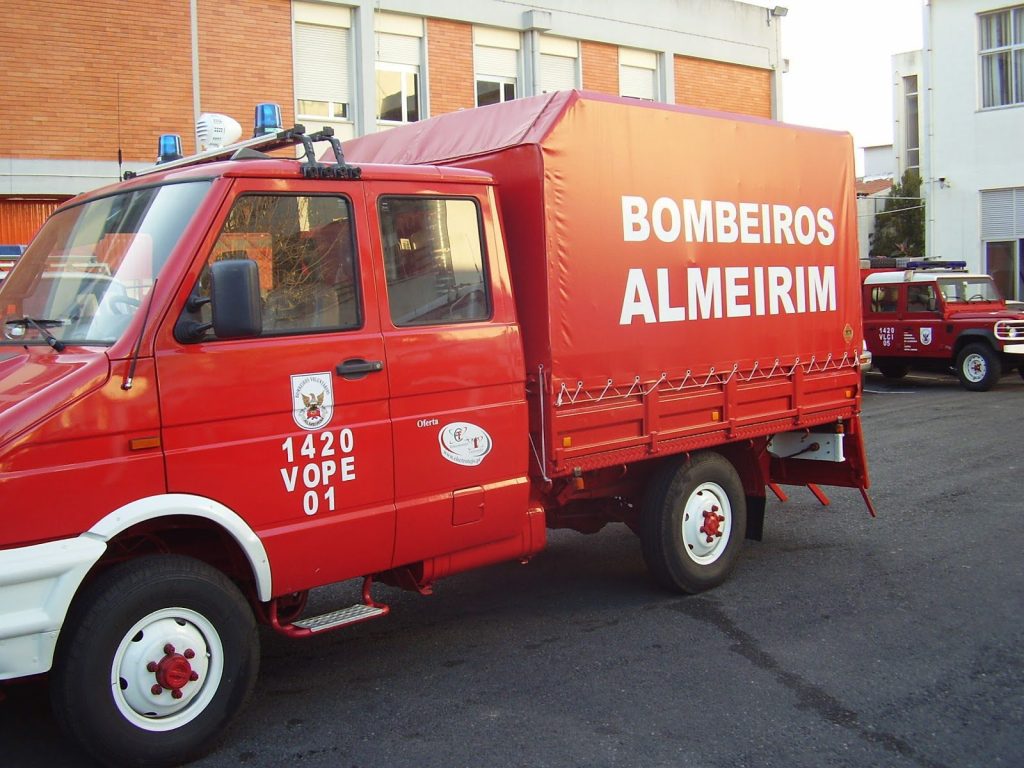 Bombeiros de Almeirim resgatam gata de um poço
