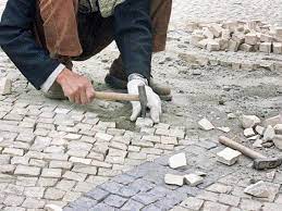 Câmara de Tomar quer contratar pintor, calceteiros e condutor de máquinas pesadas