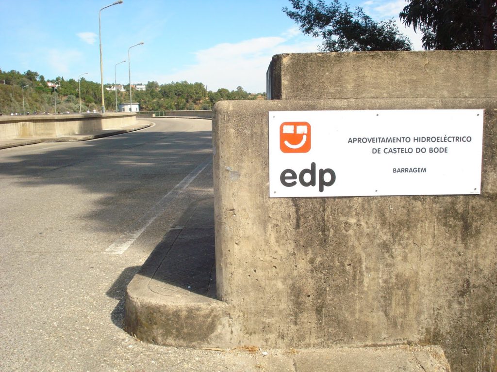 Curiosamente a oferta de emprego é publicada toda em inglês