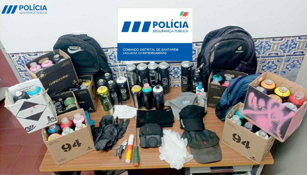 PSP do Entroncamento deteve quatro indivíduos que estavam a grafitar um comboio