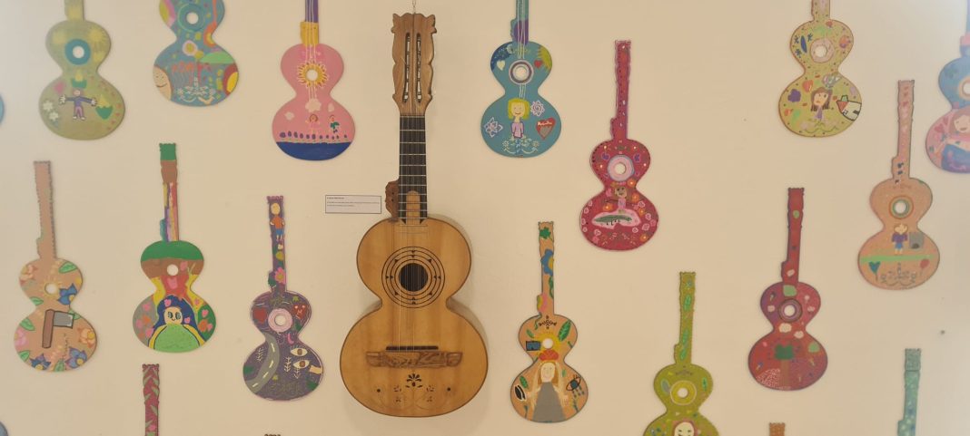 «Leitores do Património» decoram a Sertã com violas beiroas