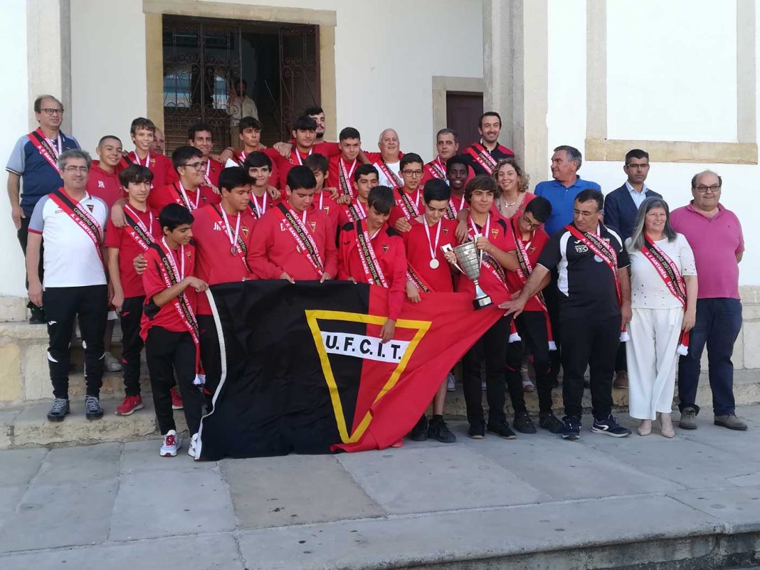 U. Tomar: Iniciados recebem faixas de campeões distritais na Câmara de Tomar