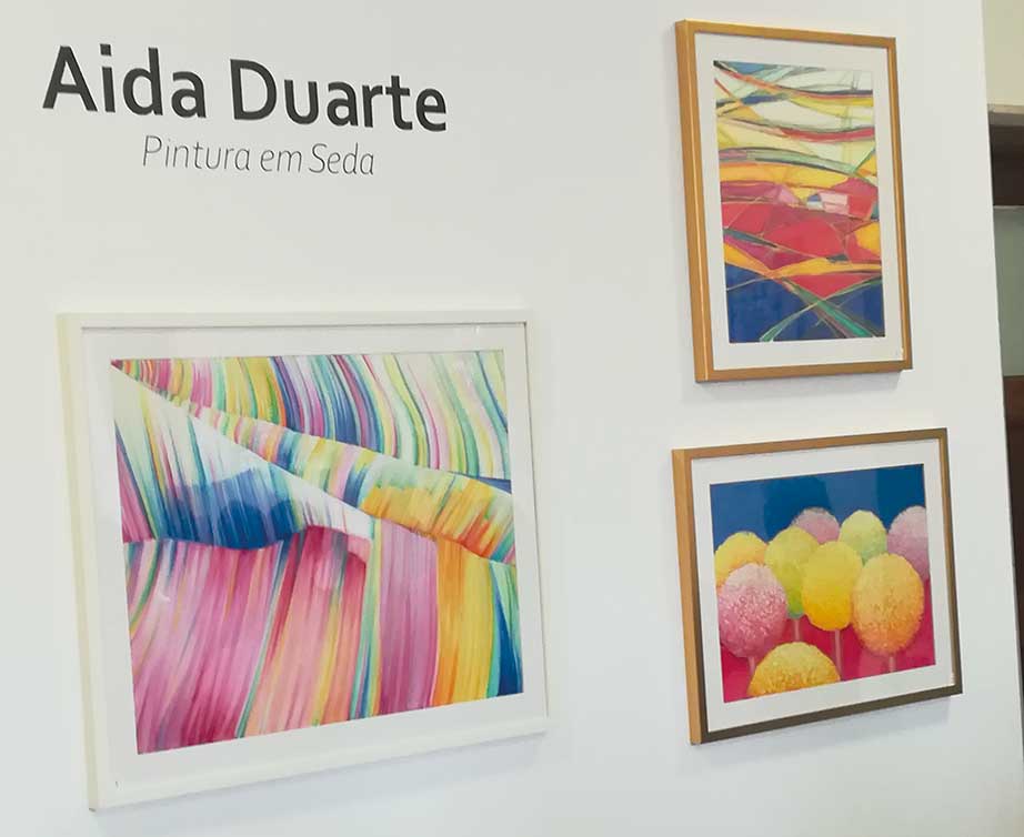 Aida Duarte expõe pintura em seda na Escola Jácome Ratton