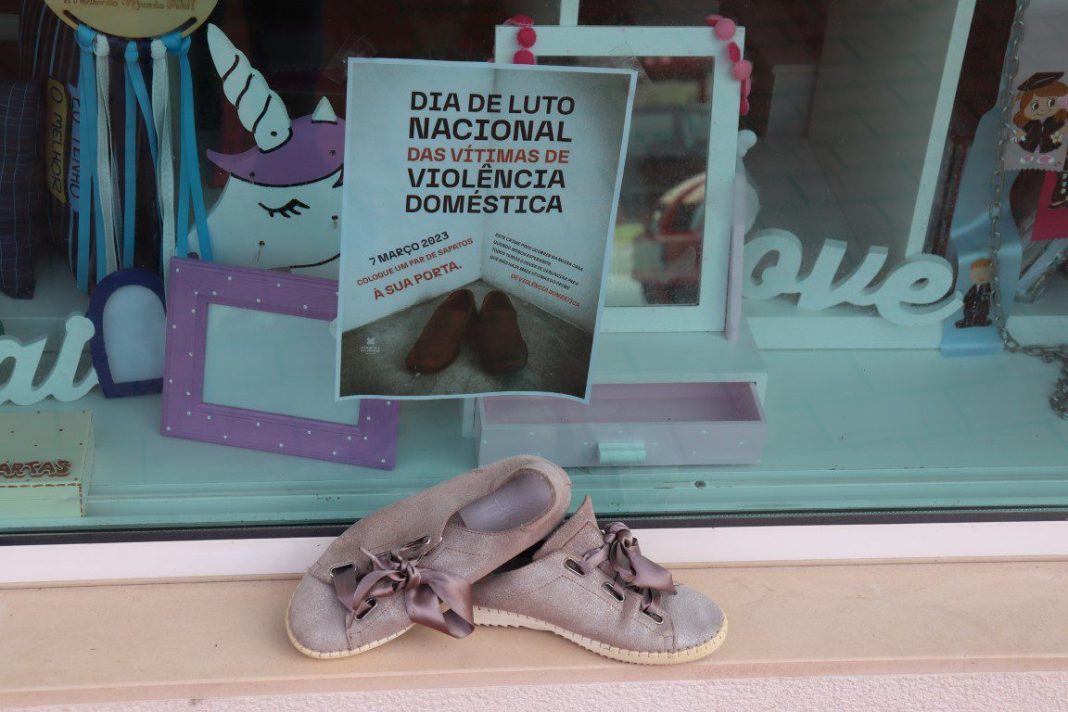 Exposição de sapatos no Dia do Luto Nacional das Vítimas de Violência Doméstica