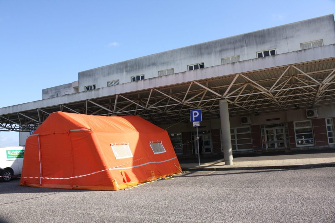 Hospital de Tomar instala tenda de triagem de Covid-19 junto ao serviço de urgência