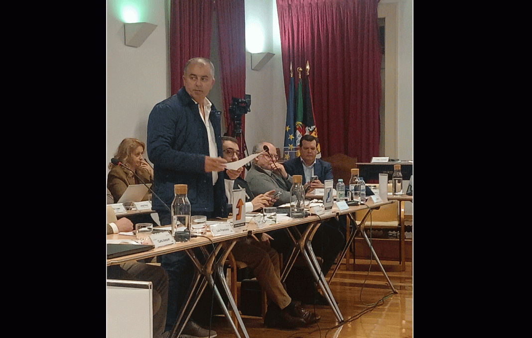 requalificação da EN 110, na zona de Carvalhos de Figueiredo, e à expansão da Avenida Maria de Lourdes Mello e Castro.