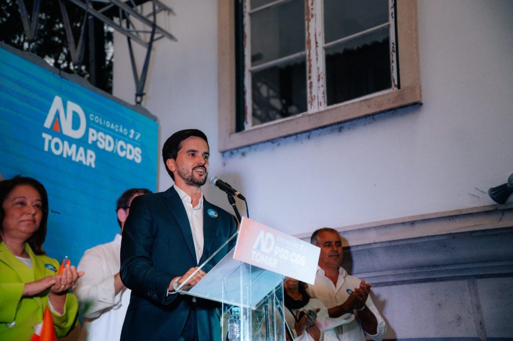 No seu discurso, Tiago Carrão deixou dois alertas diretos a Luís Montenegro, sublinhando preocupações da população de Tomar e da região do Médio Tejo