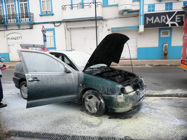 Carro «explode» à entrada de bomba de combustível em Almeirim