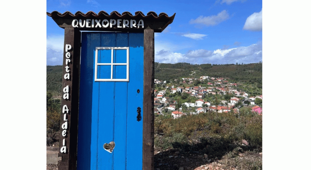Aldeia de Queixoperra tem um miradouro sui generis