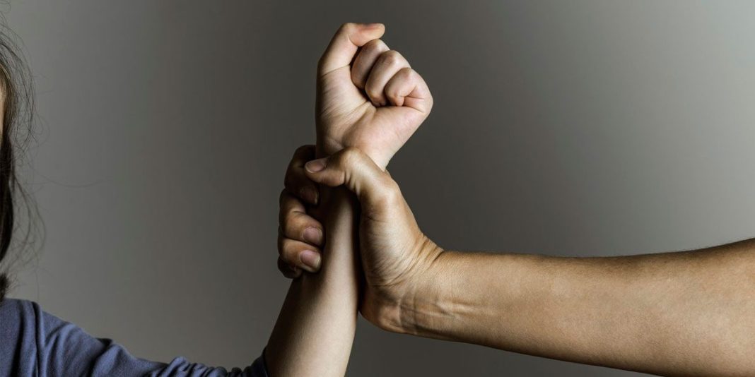 A PSP de Tomar, deteve um homem suspeito da prática de um crime de violência doméstica, em Tomar.