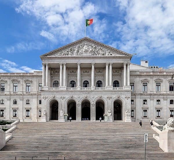 Assembleia da República aprova autarcas a meio tempo em todas as freguesias