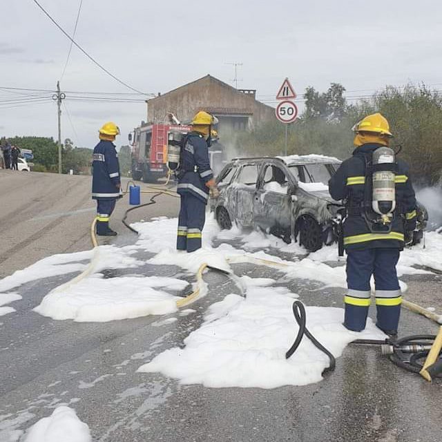 Carro incendeia-se no Outeiro – Junceira