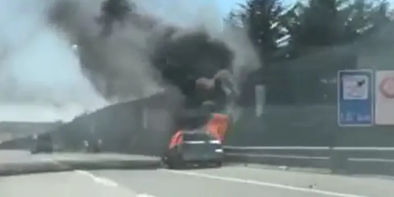 Duas viaturas consumidas pelas chamas na A1 c/vídeo