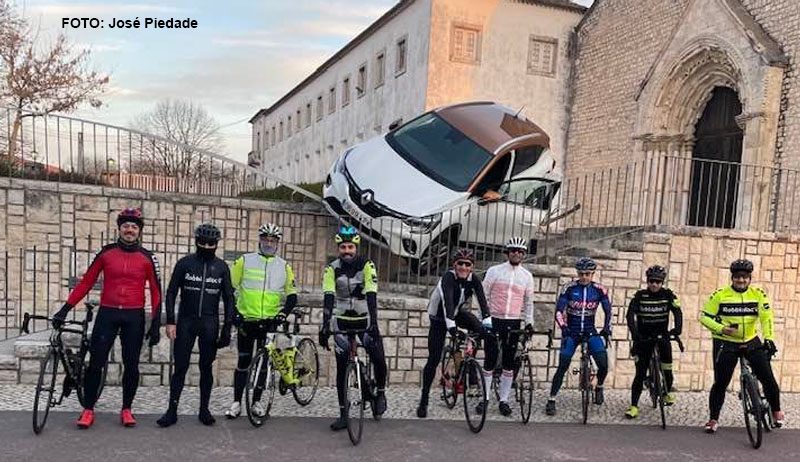 Carro cai nas escadas de acesso ao Convento de São Francisco