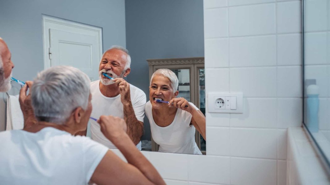 Como os seniores devem zelar pela sua saúde oral