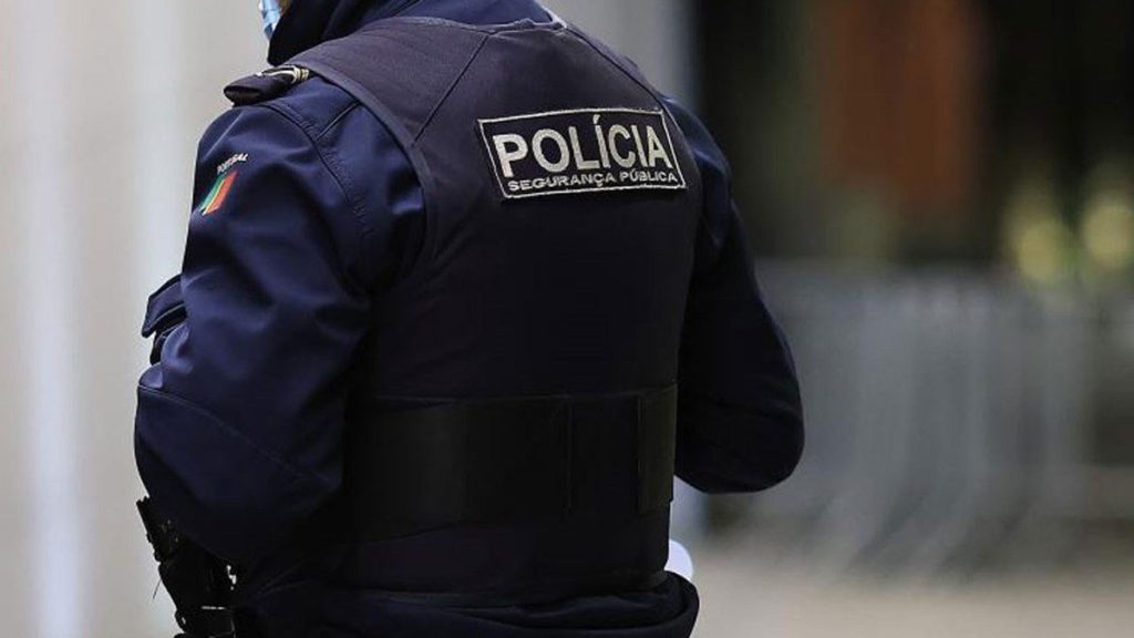 Insólito: Homem dissimula câmara numa caneta para filmar debaixo das saias de mulheres