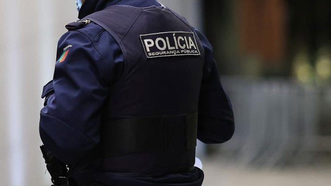 Insólito: Homem dissimula câmara numa caneta para filmar debaixo das saias de mulheres