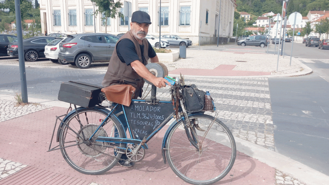 Quem se lembra do amola-tesouras? Será que vai chover?
