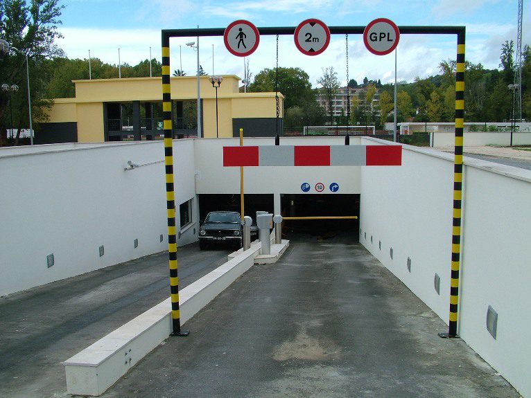 Estacionamento à borla no parque do pavilhão no dia das eleições autárquicas