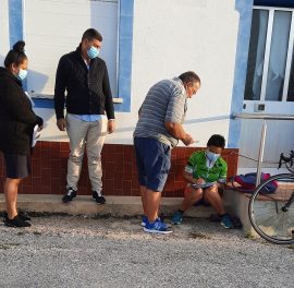 Alcorochel: população na fila para o médico às 3 da manhã, médica atende sentada no passeio