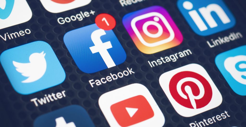 Austrália proíbe acesso às redes sociais a menores de 16 anos