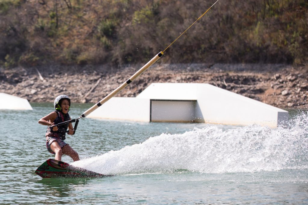 uma prancha e a natureza fazer wakeboard na albufeira de castelo do bode 2 1024x683 1