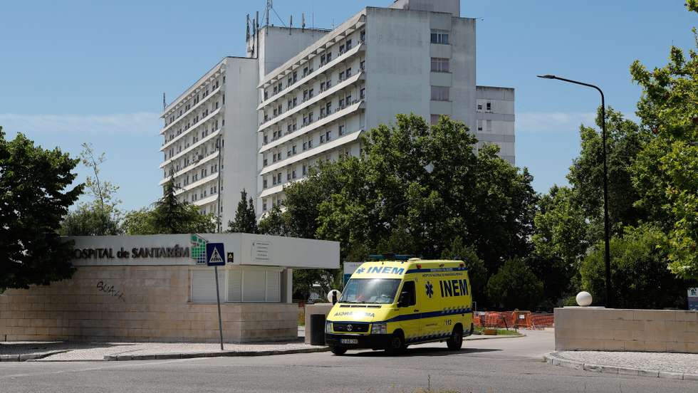 Hospital de Santarém: Falta de capacidade de resposta nas urgências provocou retenção de ambulâncias