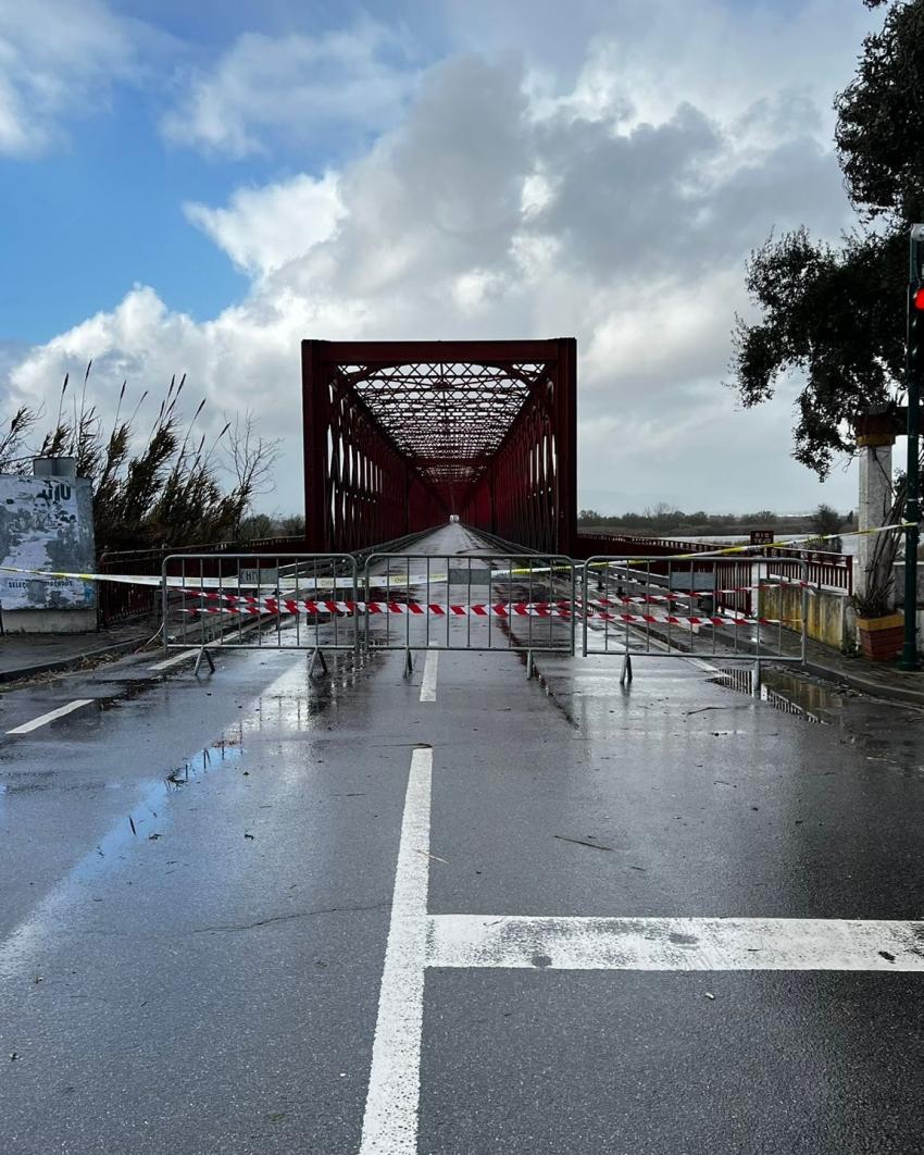 Ponte da Chamusca encerrada devido a fissuras