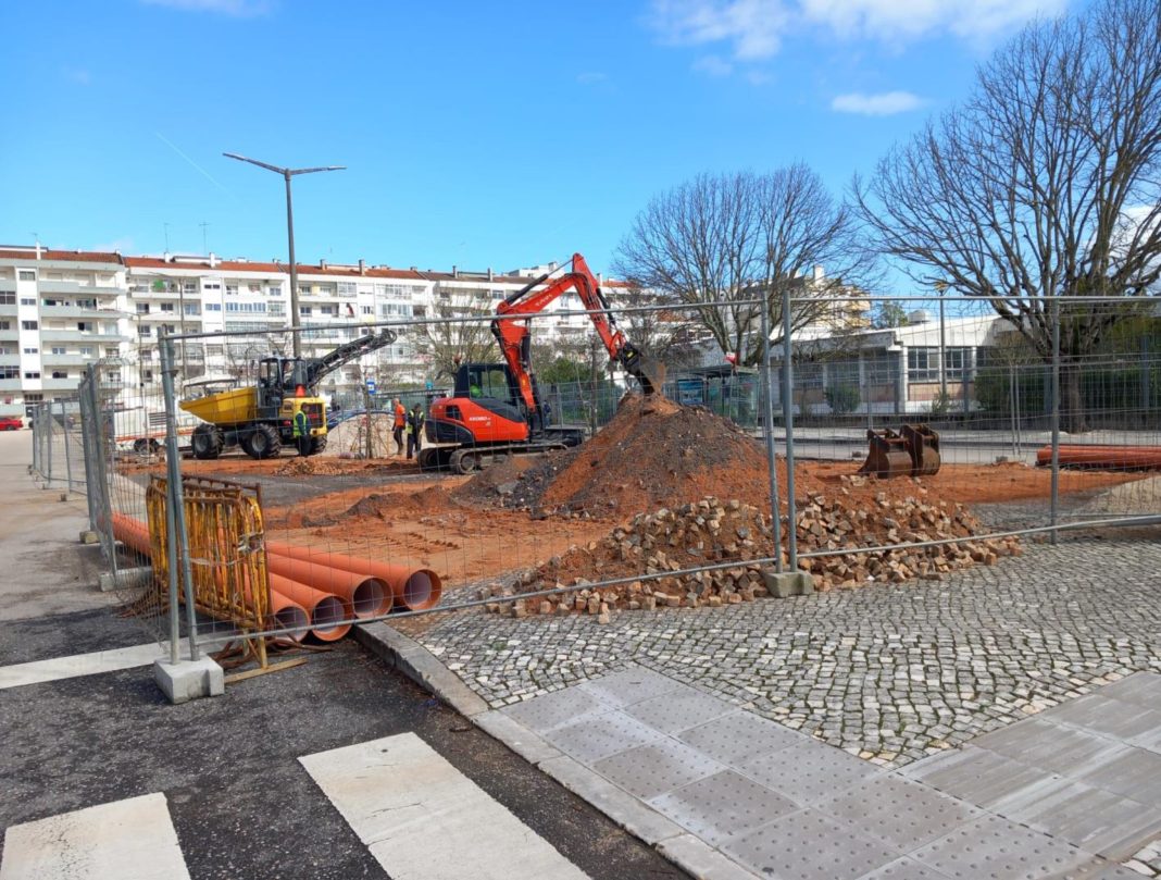 Tomar: Estacionamento vai ter mais 18 lugares junto à Escola Secundária de Santa Maria do Olival