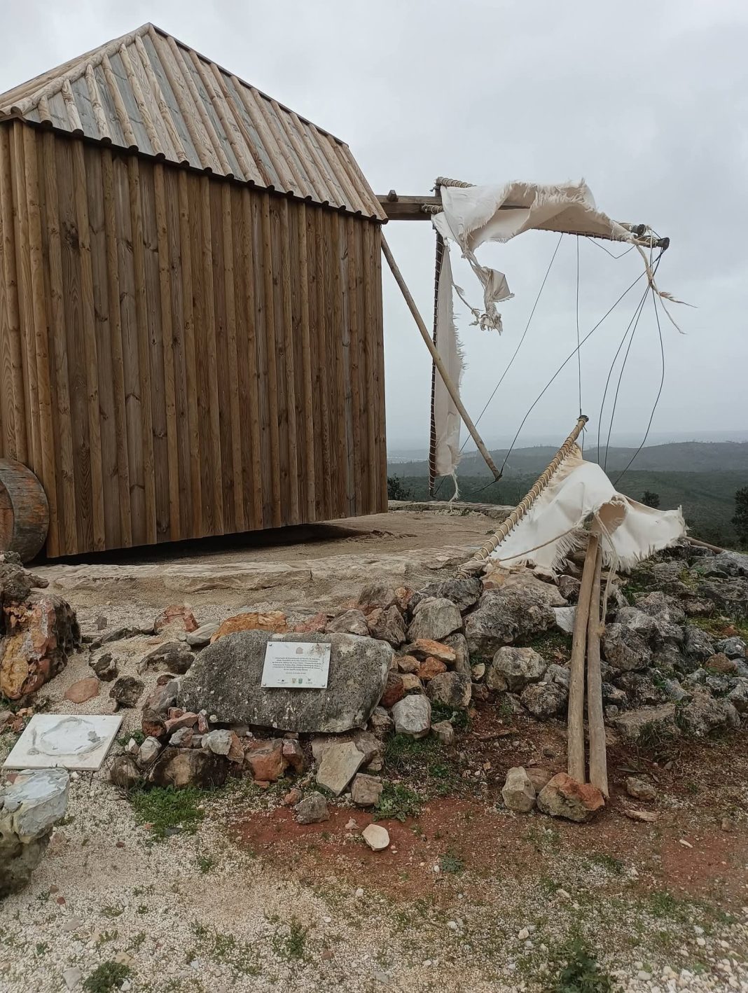 Moinho de Avecasta: Os incêndios destruíram-no, agora a tempestade levou-lhe as velas