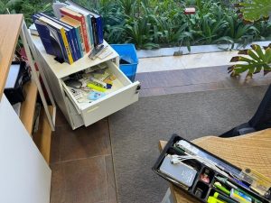 Não tenho coragem para continuar o meu trabalho como empresário., apetece-me desistir 🥲
O sistema de alarmes que temos montados são a ultima geração (foram neutralizados )
No espaço de 1 ano fui assaltado 3 vezes de uma forma violenta , tenho medo de a qualquer momento eu ou algum filho meu ser abatido por estes bandidos .
O primeiro assalto foi arquivado por falta de provas o segundo assalto o interveniente no assalto foi descoberto por mim por incrível que pareça ainda não foi a julgamento e anda a monte .
Agora este assalto violento. 😧 
Vale a pena continuar a trabalhar, as vidas da minha família correm risco ⚠️ 
Que proteção nos dão os nossos governantes 🥲
Tenho medo vivo com medo é a recompensa de uma vida de trabalho ??🥲
Agradeço que partilhem estas imagens pois pode ajudar em algum pormenor  