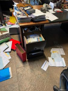 Não tenho coragem para continuar o meu trabalho como empresário., apetece-me desistir 🥲
O sistema de alarmes que temos montados são a ultima geração (foram neutralizados )
No espaço de 1 ano fui assaltado 3 vezes de uma forma violenta , tenho medo de a qualquer momento eu ou algum filho meu ser abatido por estes bandidos .
O primeiro assalto foi arquivado por falta de provas o segundo assalto o interveniente no assalto foi descoberto por mim por incrível que pareça ainda não foi a julgamento e anda a monte .
Agora este assalto violento. 😧 
Vale a pena continuar a trabalhar, as vidas da minha família correm risco ⚠️ 
Que proteção nos dão os nossos governantes 🥲
Tenho medo vivo com medo é a recompensa de uma vida de trabalho ??🥲
Agradeço que partilhem estas imagens pois pode ajudar em algum pormenor  