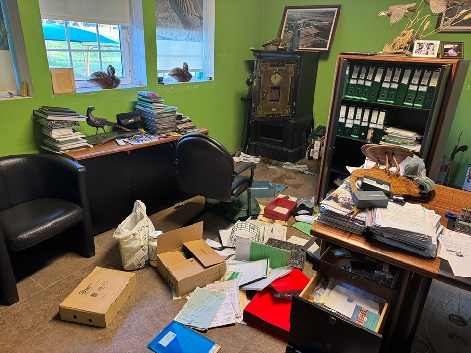 Não tenho coragem para continuar o meu trabalho como empresário., apetece-me desistir 🥲 O sistema de alarmes que temos montados são a ultima geração (foram neutralizados ) No espaço de 1 ano fui assaltado 3 vezes de uma forma violenta , tenho medo de a qualquer momento eu ou algum filho meu ser abatido por estes bandidos . O primeiro assalto foi arquivado por falta de provas o segundo assalto o interveniente no assalto foi descoberto por mim por incrível que pareça ainda não foi a julgamento e anda a monte . Agora este assalto violento. 😧 Vale a pena continuar a trabalhar, as vidas da minha família correm risco ⚠️ Que proteção nos dão os nossos governantes 🥲 Tenho medo vivo com medo é a recompensa de uma vida de trabalho ??🥲 Agradeço que partilhem estas imagens pois pode ajudar em algum pormenor