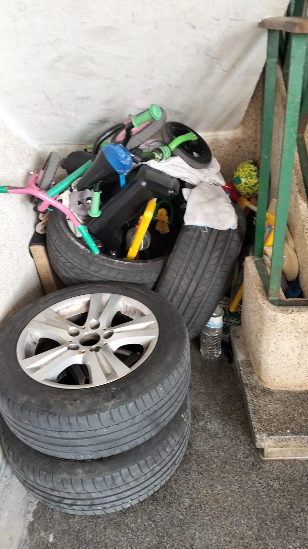 Moradores indignados com a entrada de um prédio na Rua Fernando Oliveira, em Tomar Moradores indignados com a entrada de um prédio na Rua Fernando Oliveira em Tomar