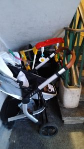 Moradores indignados com a entrada de um prédio na Rua Fernando Oliveira em Tomar