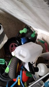 Moradores indignados com a entrada de um prédio na Rua Fernando Oliveira em Tomar