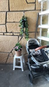 Moradores indignados com a entrada de um prédio na Rua Fernando Oliveira em Tomar