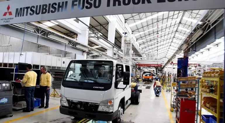 Mitsubishi Fuso suspende produção em julho no Tramagal e avança com saídas voluntárias Mitsubishi Fuso suspende produção em julho no Tramagal e avança com saídas voluntárias