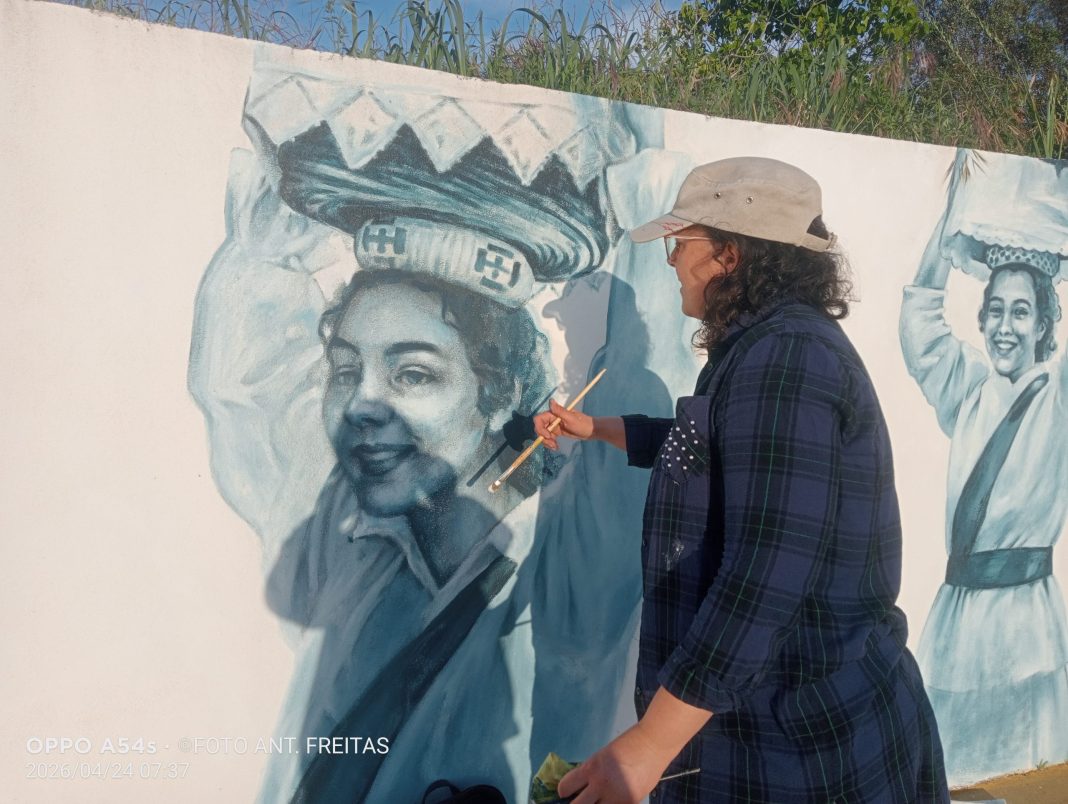 Pintura mural na rotunda das Calçadas foi restaurada, pela sua autora Sílvia Marieta, após ter sido vandalizada Pintura mural na rotunda das Calçadas foi restaurada, pela sua autora Silvia Marieta, após ter sido vandalizada