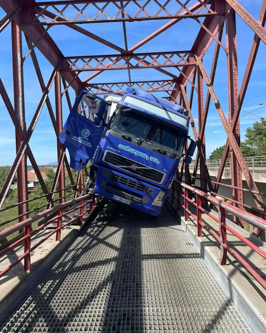 Aconteceu no distrito de Santarém: Camião fica entalado e corta ligação na ponte Rainha D. Amélia